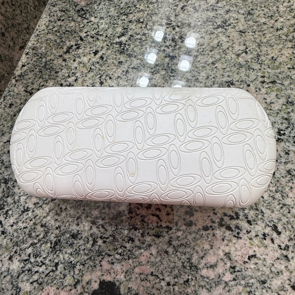 OAKLEY SUNGLASSES CASE WHITE EMBOSSED - Picture 3 of 4